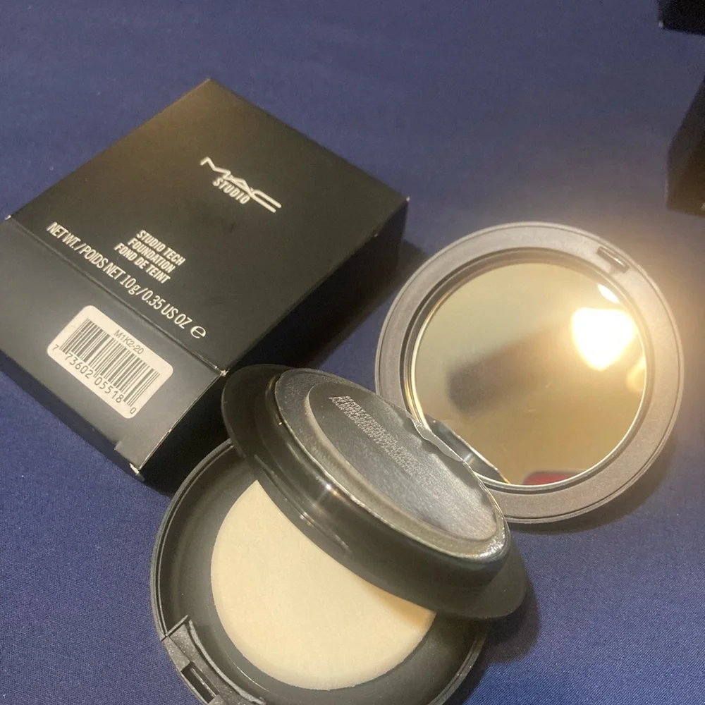 MAC Studio Tech Foundation NC44 - Picture 2 of 5